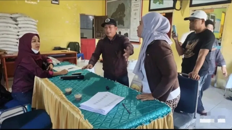 Protes Keras Warga: Nama Masi Terdaftar Penerima Bansos, Hak Justru Dialihkan Sepihak