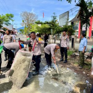 Polsek Tilatang Kamang Perbaiki Jalan Rusak, Warga Merasa Senang dan Aman