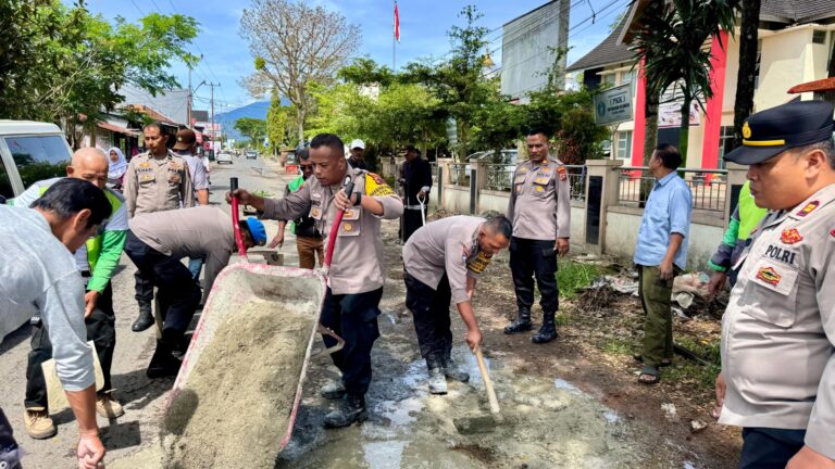 Polsek Tilatang Kamang Perbaiki Jalan Rusak, Warga Merasa Senang dan Aman