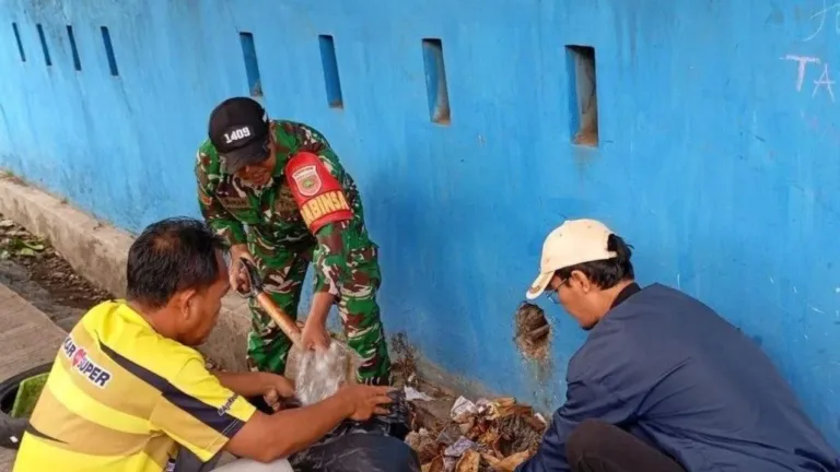 Sinergi Tanpa Batas: Babinsa Kodim 1409/Gowa Gotong Royong Bersama Warga Gelar Karya Bakti Bersihkan Somba Opu