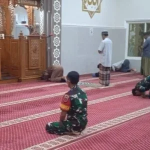 Safari Subuh Kodim 1409/Gowa: Cara Babinsa Romangpolong Jaga Kondusivitas Wilayah Lewat Komsos
