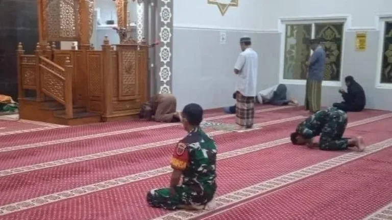 Safari Subuh Kodim 1409/Gowa: Cara Babinsa Romangpolong Jaga Kondusivitas Wilayah Lewat Komsos
