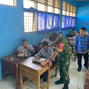 Dukung Kesehatan Generasi Muda, Babinsa Koramil 1409-05/Pallangga Kawal Distribusi Makanan Bergizi Gratis Di Barombong