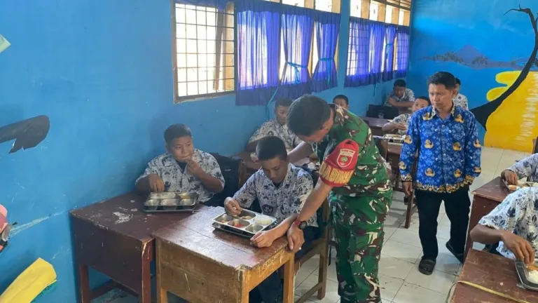 Dukung Kesehatan Generasi Muda, Babinsa Koramil 1409-05/Pallangga Kawal Distribusi Makanan Bergizi Gratis Di Barombong