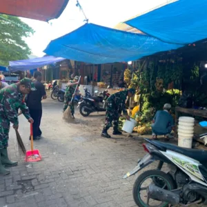 Koramil 1408-09/Tamalate Gelar Karya Bhakti Bersihkan Pasar Pabbaeng-Baeng, Cegah Banjir dan Wujudkan Lingkungan Sehat