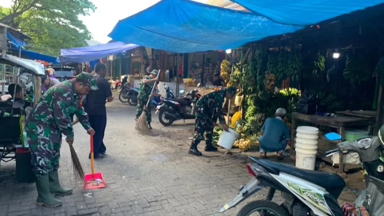 Koramil 1408-09/Tamalate Gelar Karya Bhakti Bersihkan Pasar Pabbaeng-Baeng, Cegah Banjir dan Wujudkan Lingkungan Sehat