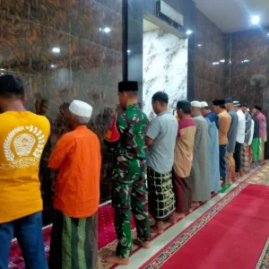 Bangun Kemanunggalan TNI-Rakyat, Babinsa Kodim 1409/Gowa Laksanakan Safari Subuh di Pallangga
