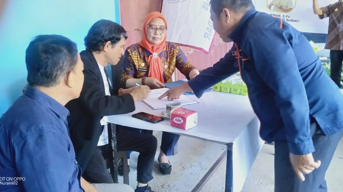 Kepala Badan Kesbangpol Polman Serahkan SKK IJS DPW Kabupaten Polman