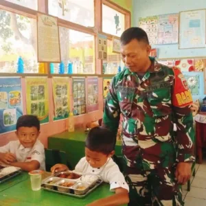 Babinsa Tompobulu Kodim 1409/Gowa Pastikan Penyaluran Makan Bergizi Gratis di Sekolah Berjalan Lancar dan Higienis