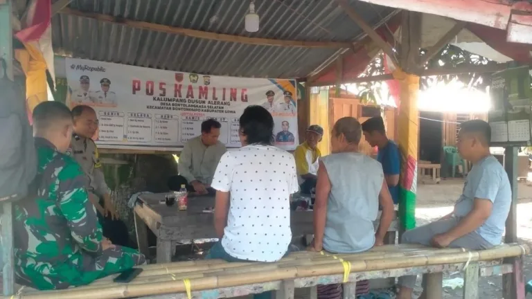 Kemanunggalan Babinsa Koramil 1409-08/Bontonompo Gelar Komunikasi Sosial bersama Warga