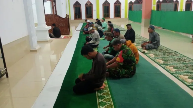 Bangun Sinergitas Melalui Ibadah, Babinsa Kodim 1409/Gowa Laksanakan Safari Subuh di Malakaji