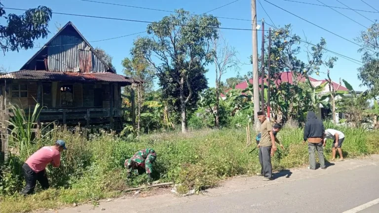 Budayakan Gotong Royong, Babinsa Kodim 1409/Gowa Bersama Perangkat Lingkungan dan Warga Cikoro Gelar Karya Bakti
