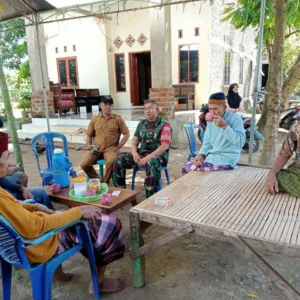 Pererat Sinergi di Desa Romanglasa, Babinsa Koramil 1409-08/Bontonompo Gelar Komsos bersama Warga
