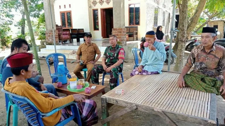 Pererat Sinergi di Desa Romanglasa, Babinsa Koramil 1409-08/Bontonompo Gelar Komsos bersama Warga