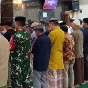Safari Subuh di Masjid Jami Al-Muhajirin, Babinsa Koramil 1409-01/Somba Opu Pererat Silaturahmi