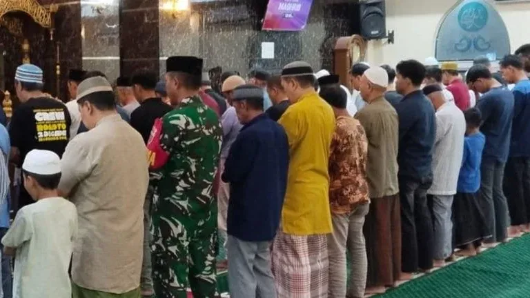 Safari Subuh di Masjid Jami Al-Muhajirin, Babinsa Koramil 1409-01/Somba Opu Pererat Silaturahmi