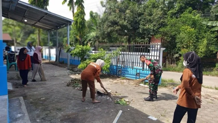 Wujudkan Lingkungan Sehat dan Asri, Babinsa Koramil 1409-08/Bontonompo Gerakkan Warga Bategulung Karya Bakti Bersama
