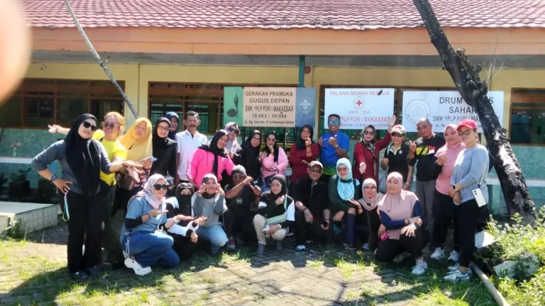 Pengurus IKA Alumni SMEA PGRI 1 Hartaco Makassar Gelar Karya Bakti Pembersihan Sekolah dan Rapat Internal Kepengurusan
