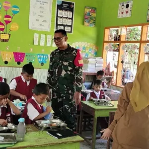Pastikan Tepat Sasaran, Babinsa Koramil 05/Pallangga Kawal Distribusi Makan Bergizi Gratis di Desa Kampili