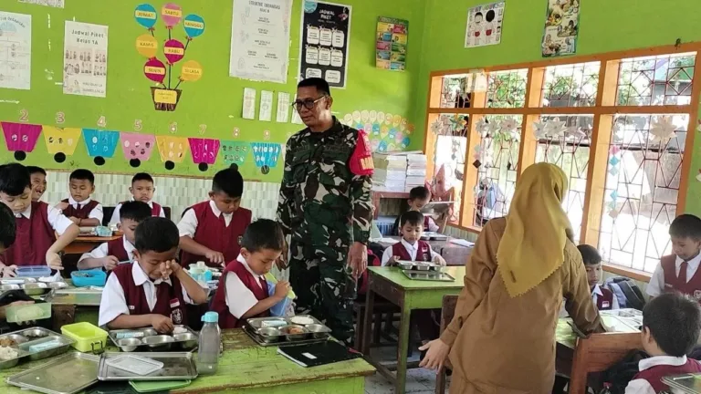 Pastikan Tepat Sasaran, Babinsa Koramil 05/Pallangga Kawal Distribusi Makan Bergizi Gratis di Desa Kampili