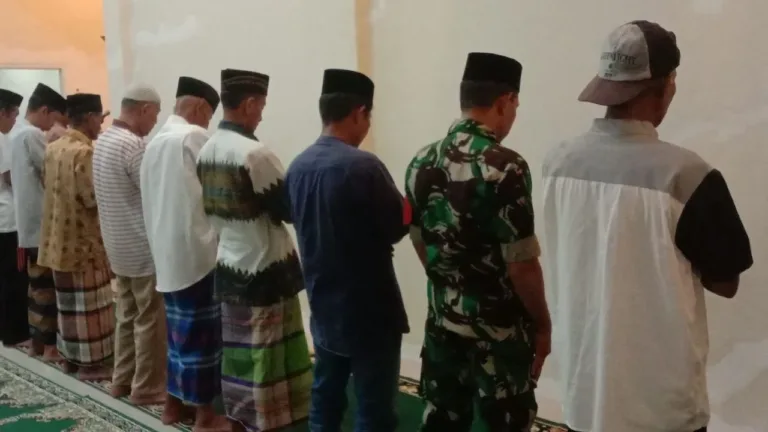 Safari Subuh di Masjid Nurul Jihad, Babinsa Koramil 1409-05/Pallangga Pererat Silaturahmi dengan Warga