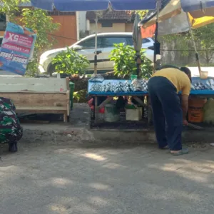 Koramil 1408-12/Tamalanrea Bersama Warga Gelar Karya Bhakti Bersihkan Pasar Tradisional BTP