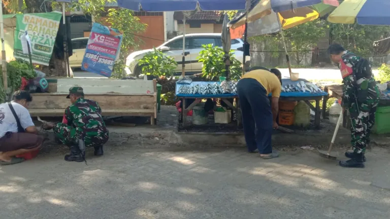 Koramil 1408-12/Tamalanrea Bersama Warga Gelar Karya Bhakti Bersihkan Pasar Tradisional BTP