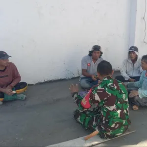 Pererat Keakraban, Babinsa Koramil 1409-08/Bontonompo Gelar Komsos Bersama Warga Desa Salajangki