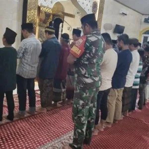 Wujudkan Kedekatan TNI-Rakyat, Babinsa Koramil 1409-01/Somba Opu Safari Subuh Bersama Warga Batangkaluku