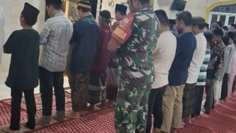 Wujudkan Kedekatan TNI-Rakyat, Babinsa Koramil 1409-01/Somba Opu Safari Subuh Bersama Warga Batangkaluku