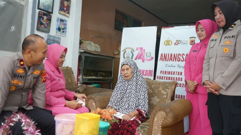 Hari Bhayangkara ke-80: Polres Garut Anjangsana ke Rumah Warakawuri
