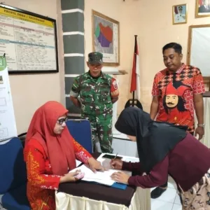 Pastikan Penyaluran Tepat Sasaran, Babinsa Koramil 1409-03/Bontomarannu Dampingi Pembagian BLT Dana Desa