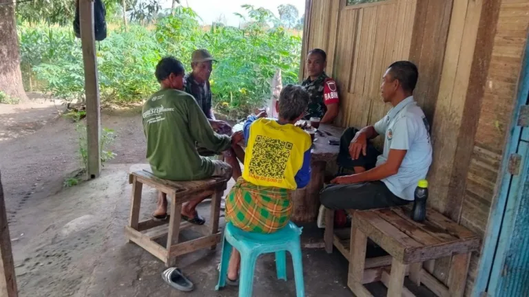 Tingkatkan Keamanan Wilayah Babinsa Koramil 1409-08/Bontonompo Gelar Komsos Dengan Warga