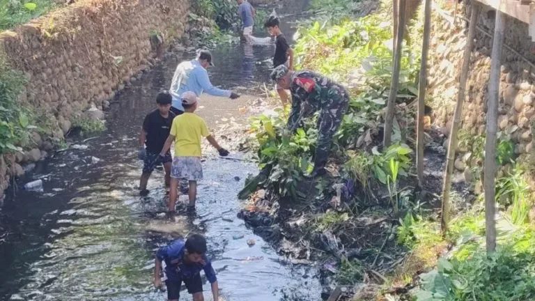 Wujudkan Lingkungan Bersih dan Infrastruktur Layak, Babinsa Koramil 1409-03/Bontomarannu Pimpin Karya Bakti Massal