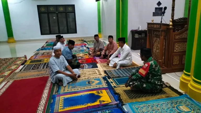 Safari Subuh di Desa Bontoramba, Babinsa Koramil 1409-05/Pallangga Pererat Silaturahmi dengan Warga