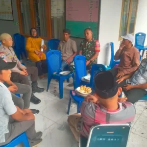 Sinergi Babinsa Kodim 1409/Gowa dan Perangkat Desa, Gelar Komsos Keamanan di Dusun Borong Kanang