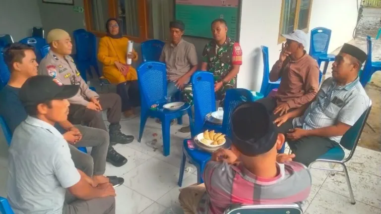 Sinergi Babinsa Kodim 1409/Gowa dan Perangkat Desa, Gelar Komsos Keamanan di Dusun Borong Kanang