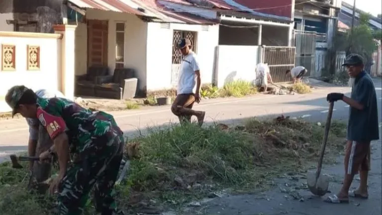 Wujudkan Lingkungan Bersih, Babinsa Kelurahan Tamarunang Bersama Warga Gelar Kerja Bakti Massal