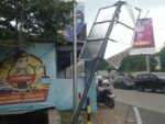 Tiang Billboard di Simpang Kubang Nyaris Roboh, Pengendara Diminta Waspada