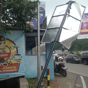 Tiang Billboard di Simpang Kubang Nyaris Roboh, Pengendara Diminta Waspada