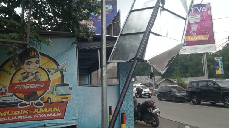 Tiang Billboard di Simpang Kubang Nyaris Roboh, Pengendara Diminta Waspada