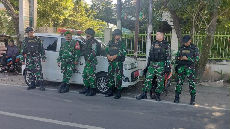 Tim Patmor KODIM 1408/Makassar Bersama Pemerintah Tamalate Gelar Penertiban PKL Di Jalan Danau Metro Tanjung Bunga – Berjalan Aman, Tertib Dan Humanis