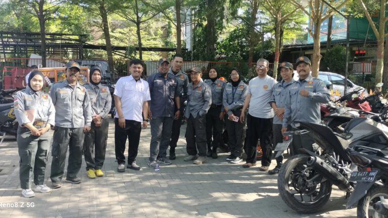 Satlinmas Dan TRIPIKA Tamalate Tertibkan PKL di Jalan Danau Metro Tanjung Bunga Secara Aman, Tertib, dan Humanis
