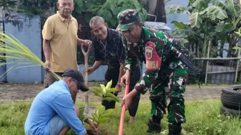 Koramil 1408-12/Tamalanrea Tanam Pohon: Langkah Nyata Cegah Banjir & Hijaukan Lingkungan