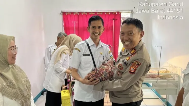 Polsek Tarogong Kidul Serahkan Bayi Laki-Laki Berusia 7 jam kepada Dinas Sosial Kabupaten Garut