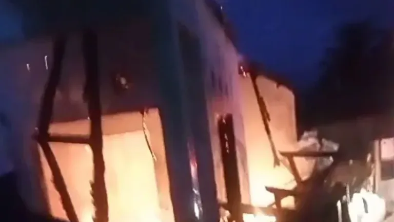 Kebakaran Hebat di Banjarwangi, Dua Korban Meninggal Dunia, Damkar Garut Bergerak Cepat Lakukan Pemadaman