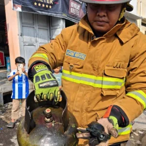 Respons Cepat Damkarmat Garut Padamkan Kebakaran Gerobak Penjual Tahu di Bayongbong