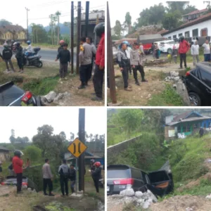 Hindari Motor Oleng, Mobil Masuk Parit! Polisi Lakukan Evakuasi