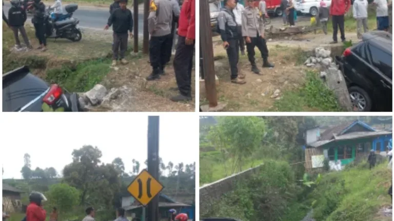 Hindari Motor Oleng, Mobil Masuk Parit! Polisi Lakukan Evakuasi