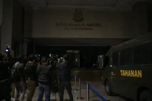 Lobi Kejagung Gelap Saat Wartawan Menunggu Febrie Adriansyah Keluar
